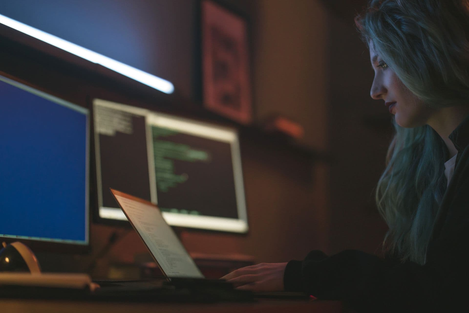 Specialist analyzing systems during a cybersecurity GAP assessment