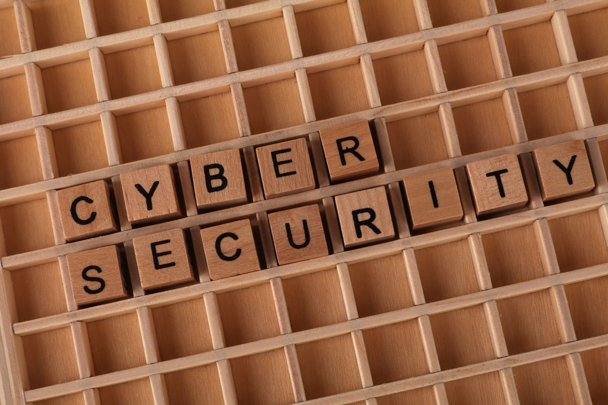 Bloques con las palabras cyber security que representan la construcción progresiva de capacidades